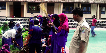 OSIS SMA Plus Darussalam mengadakan kegiatan GO GREEN