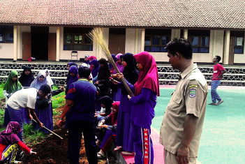 OSIS SMA Plus Darussalam mengadakan kegiatan GO GREEN