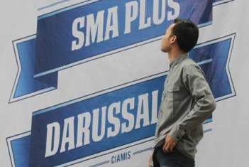 Menatap Banner Reuni