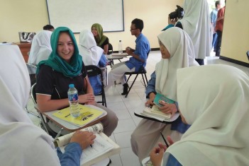 Mahasiswa University of South Australia memberikan pembelajaran kepada Siswa SMA Plus Darussalam