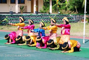 PENAMPILAN KELOMPOK TARI SAMAN SMA PLUS DARUSSALAM